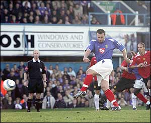David Unsworth scores for Portsmouth 