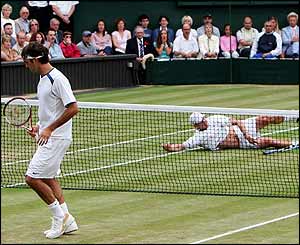 Roger Federer wins the second set
