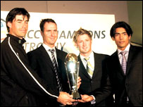 आईसीसी ट्रॉफ़ी के साथ क्रिकेटर