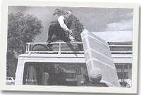 Llwytho'r gadair ar fan