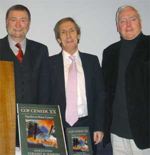 Geraint H Jenkins, canol, noson gyhoeddi'r ugeinfed gyfrol 