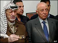 Yasser Arafat (esq) e Ahmed Korei (dir)