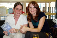 Caryl gyda Siwan Siop Tŷ Tawe