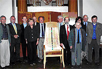 Cyflwyno Cadair Eisteddfod Genedlaethol Abertawe a'r Cylch 2006 i Gadeirydd y Pwyllgor Gwaith
