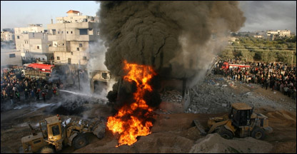 Bombeiros palestinos tentam apagar fogo após ataque em Rafah 