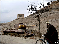 مرد افغان در کنار لاشه یک تانک در نزدیک کابل