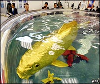 Aquário com peixes-robô