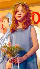 Un  o ferched dawns flodau Eisteddfod y Wladfa