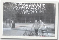 Geraint a Gareth tu allan i Ganolfan y Mileniwm