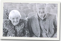 Enid Rowland a'i mab Tecwyn yn yr agoriad