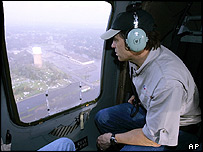 Governador do Texas, Rick Perry, sobrevoa regiões afetadas