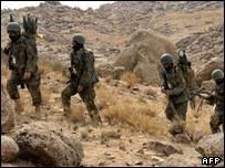 سربازان ارتش در بیرون از موسی قلعه