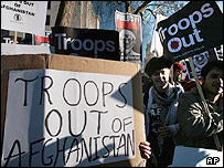 تظاهرات علیه حضور نظامی بریتانیا در افغانستان، در هنگام حضور وزیر خارجه آمریکا در لندن