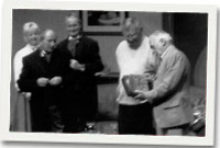 Cyflwyno cloc i Glyn Ellis i ddiolch am y gwasanaeth